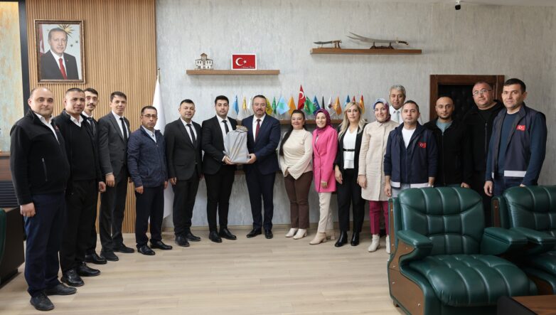 Sandıklı Belediyesi personelleri, Belediye Başkanı Adnan Öztaş’ın doğum günü dolayısıyla