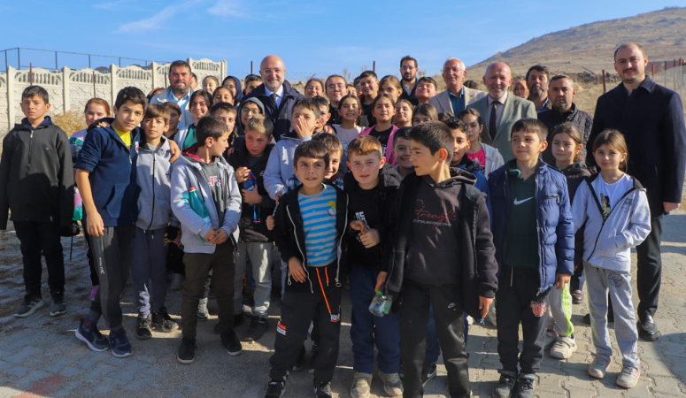 Sarık Köyü’nde eğitim gören miniklerin heyecanına AK Parti Afyonkarahisar İl