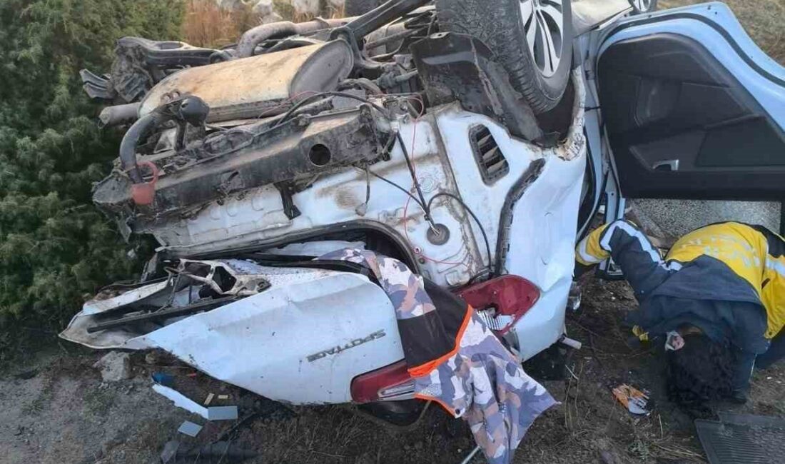 Afyonkarahisar’da kontrolden çıkarak yol kenarına takla atan otomobilin sürücüsü olay