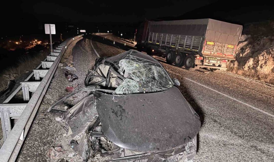 Tıra çarpan otomobilde 4 kişi yaralandı Afyonkarahisar’da kontrolden çıkan otomobilin bariyerleri aşıp ardından karşı şeride geçerek