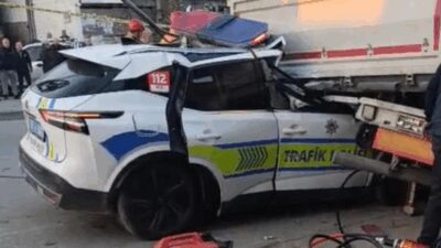 Manisa’nın Alaşehir ilçesinde trafik polis aracının tıra arkadan çarpması sonucu