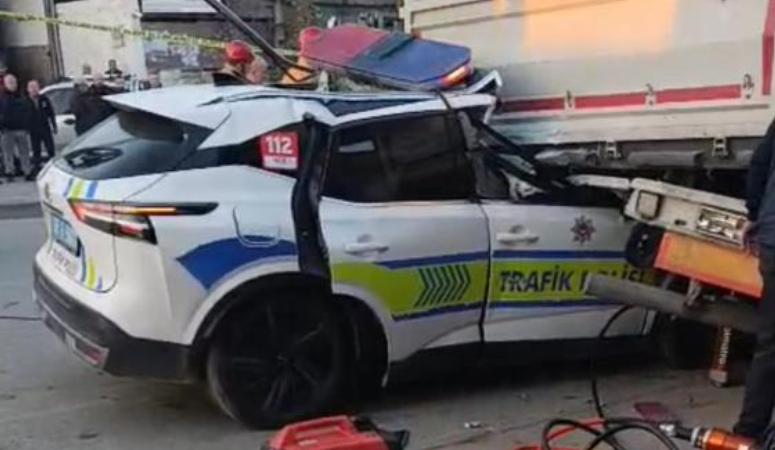 Manisa’nın Alaşehir ilçesinde trafik polis aracının tıra arkadan çarpması sonucu