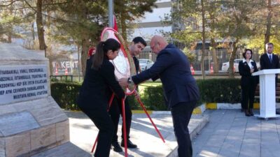 Van’da 24 Kasım Öğretmenler Günü düzenlenen programla kutlandı.