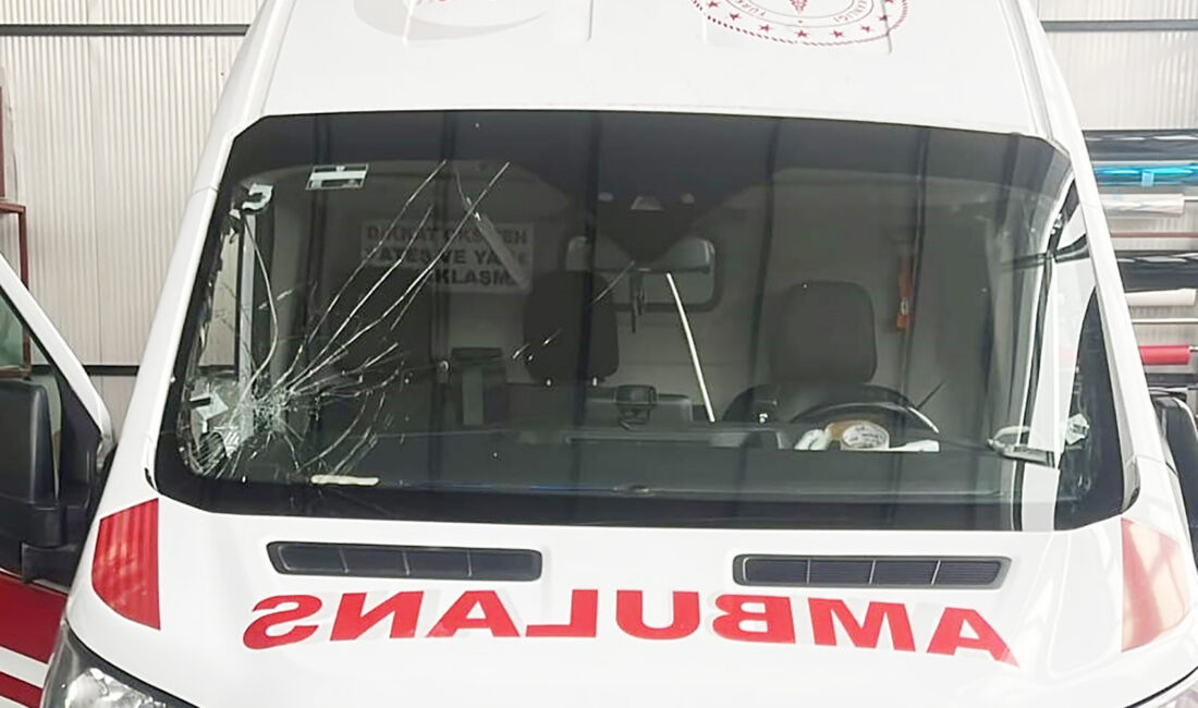 Afyonkarahisar’ın Dinar ilçesinde meydana gelen trafik kazasında yaralılara müdahale etmeye