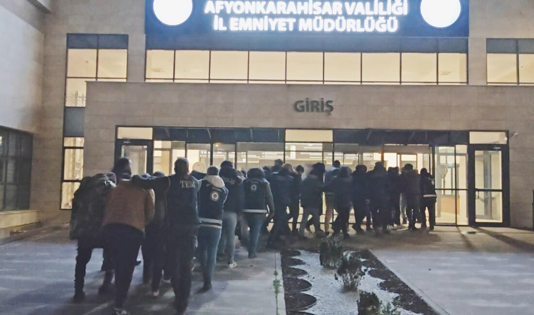 Afyonkarahisar İl Emniyet Müdürlüğü görevlileri, ‘Yılbaşı Tedbirleri’ kapsamında il merkezi