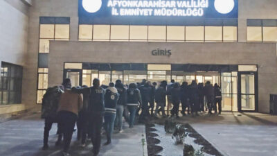 Afyonkarahisar İl Emniyet Müdürlüğü görevlileri, ‘Yılbaşı Tedbirleri’ kapsamında il merkezi