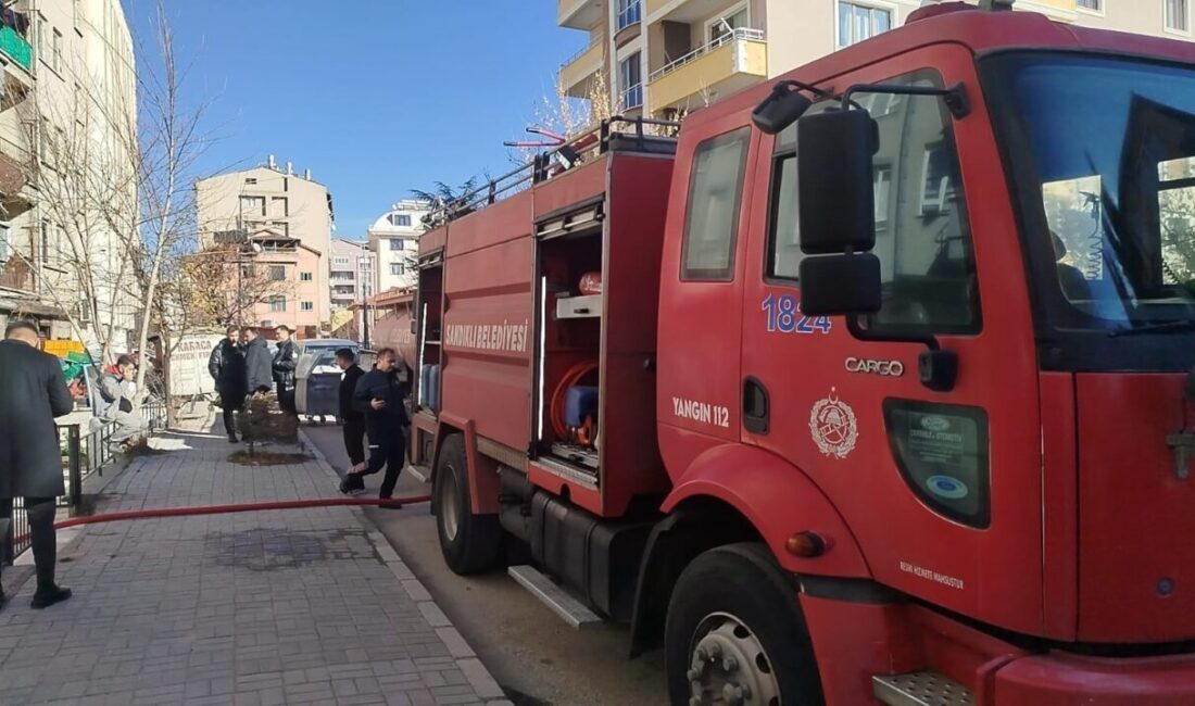 Afyonkarahisar’da 5 katlı bir binanın çatı katında çıkan yangın büyük