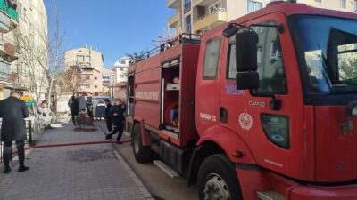 Afyonkarahisar’da 5 katlı bir binanın çatı katında çıkan yangın büyük