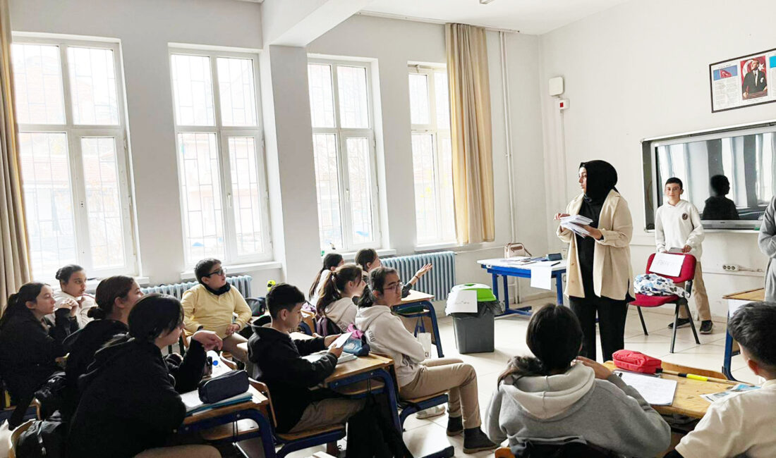Emirdağ Belediyesi Gençlik Merkezi Müdürü Esra Kıztanır, ilçemizdeki okulları ziyaret
