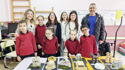Dumlupınar Bilim ve Sanat Merkezi öğrencileri Zeynep Akdeniz, Ela Çubuk,