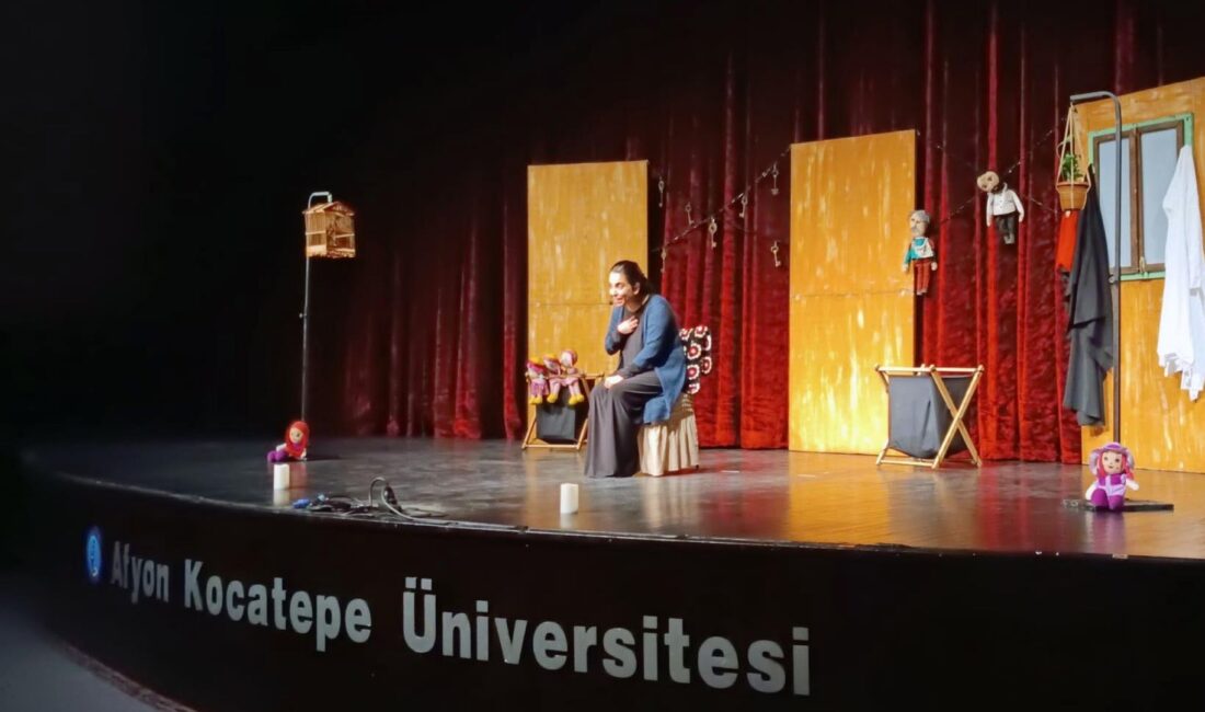Afyon Kocatepe Üniversitesi (AKÜ) Atatürk Kongre Merkezinde Yazar ve Oyuncu