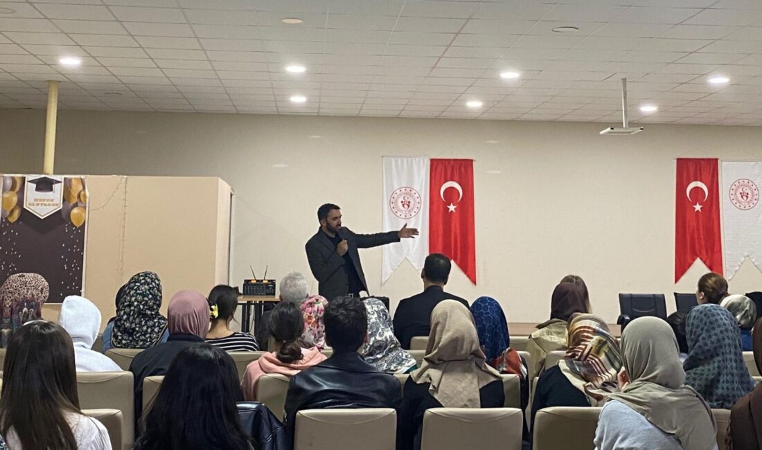 Yazar Eyyüp Akyüz, Bacım Sultan Yurdu’nda kalan öğrencilerle bir araya