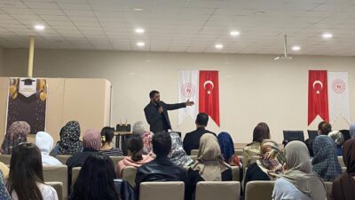 Yazar Eyyüp Akyüz, Bacım Sultan Yurdu’nda kalan öğrencilerle bir araya