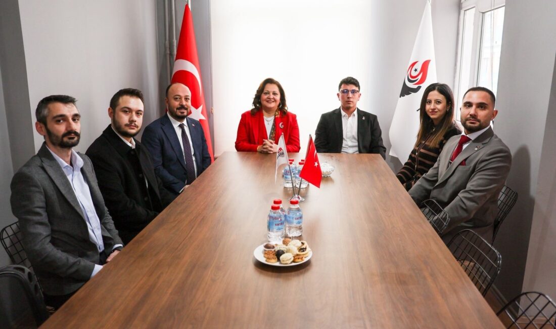 Afyonkarahisar Belediye Başkanı Burcu Köksal, Zafer Partisi Afyonkarahisar İl Başkanı