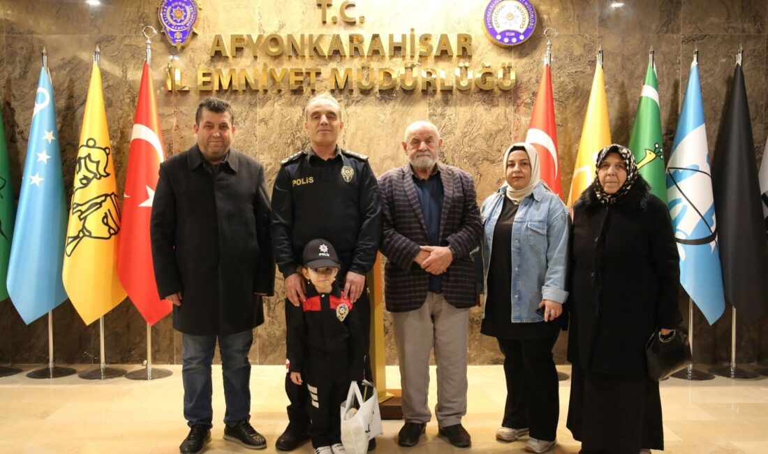 Şehit İstihkâm Uzman Çavuş Önder Özen’in eşi Yeşim Özen, kızı