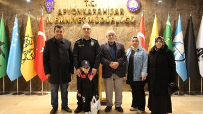 Şehit İstihkâm Uzman Çavuş Önder Özen’in eşi Yeşim Özen, kızı