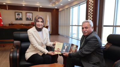 Afyonkarahisar Valisi Doç. Dr. Kübra Güran Yiğitbaşı, yazar Ahmet Hidayet