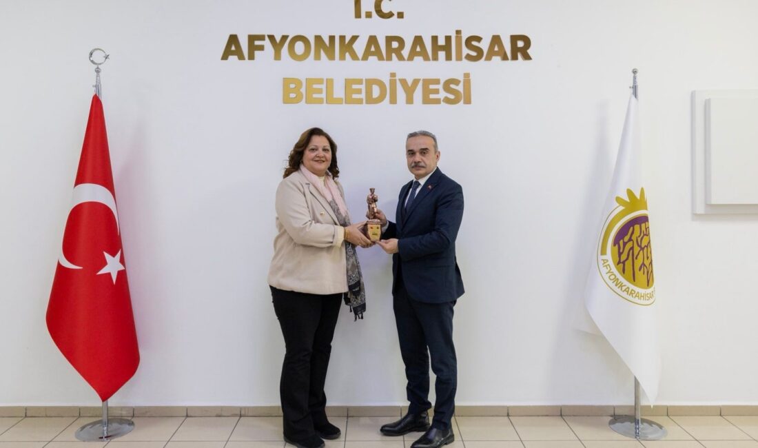 Afyonkarahisar Belediye Başkanı Burcu Köksal, Cumhuriyet Başsavcısı Mehmet Patlak’ı makamında