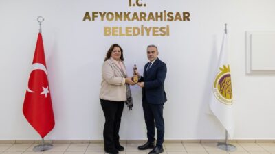 Afyonkarahisar Belediye Başkanı Burcu Köksal, Cumhuriyet Başsavcısı Mehmet Patlak’ı makamında