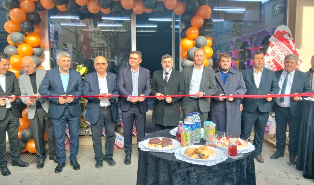 Kentin tanınan isimlerinden Latif Yeşiltaş’ın kuaför salonu, geniş katılımlı törenle