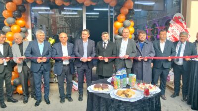 Kentin tanınan isimlerinden Latif Yeşiltaş’ın kuaför salonu, geniş katılımlı törenle