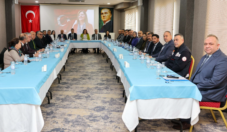 Afyonkarahisar Belediye Başkanı Burcu Köksal, belediye müdürleriyle düzenlenen yıl sonu