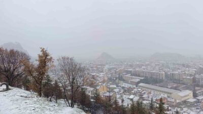 Meteorolojinin uyarıları sonrası Afyonkarahisar’da beklenen kar yağışı sabah saatlerinde başladı.