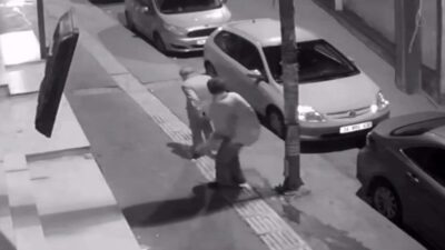 İstanbul Esenyurt’ta alkollü olduğu iddia edilen bir kadın, sokakta para