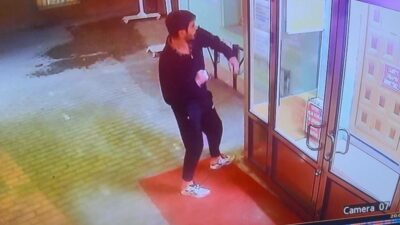 Eskişehir’de cami camlarını yumrukladığı anlar güvenlik kamerasına anbean yansıyan ve