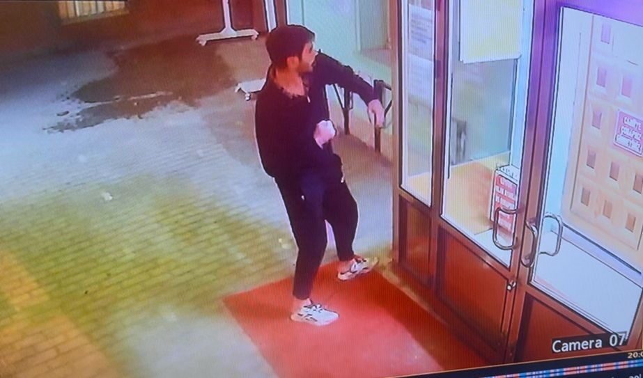 Eskişehir’de cami camlarını yumrukladığı anlar güvenlik kamerasına anbean yansıyan ve