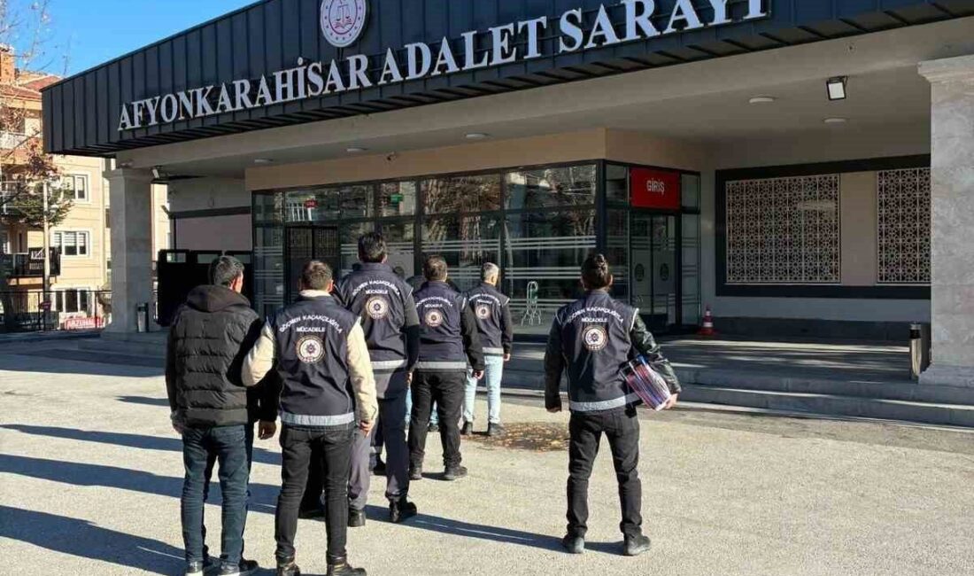 Afyonkarahisar’da polis tarafından gerçekleştirilen düzensiz göçmen operasyonunda ikisi organizatör 4