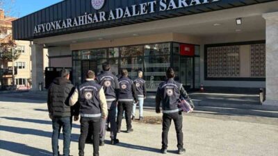 Afyonkarahisar’da polis tarafından gerçekleştirilen düzensiz göçmen operasyonunda ikisi organizatör 4