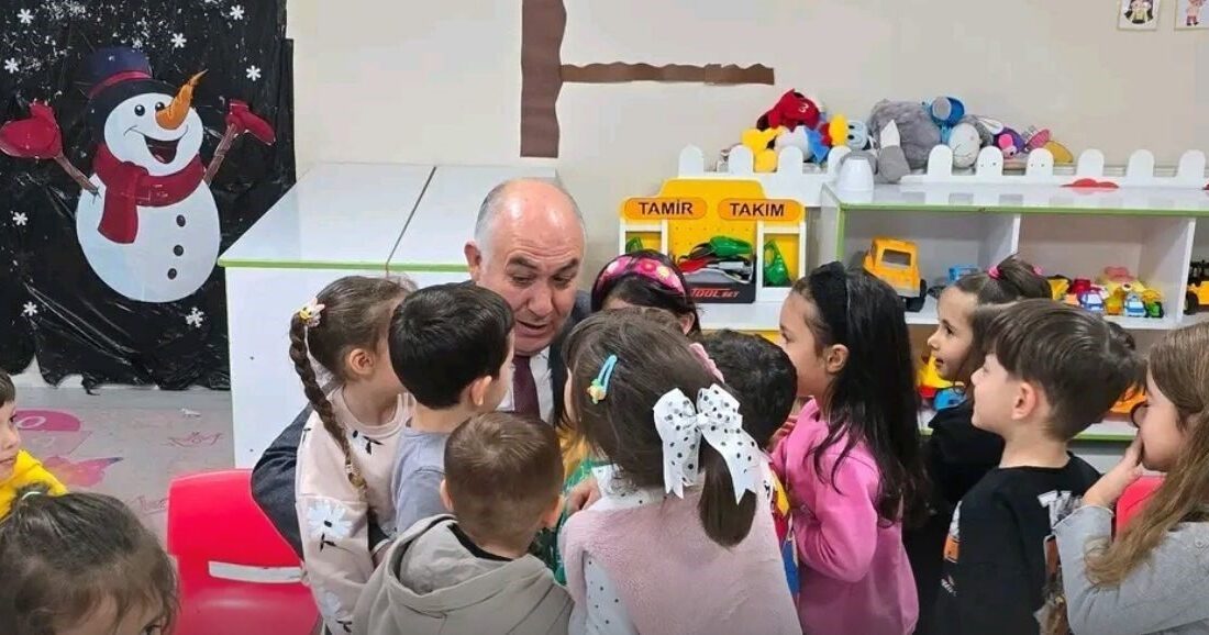 Afyonkarahisar’da Emirdağ İlçe Milli Eğitim Müdürü Gürkan Emeksiz, Merkez Anaokulu’nda