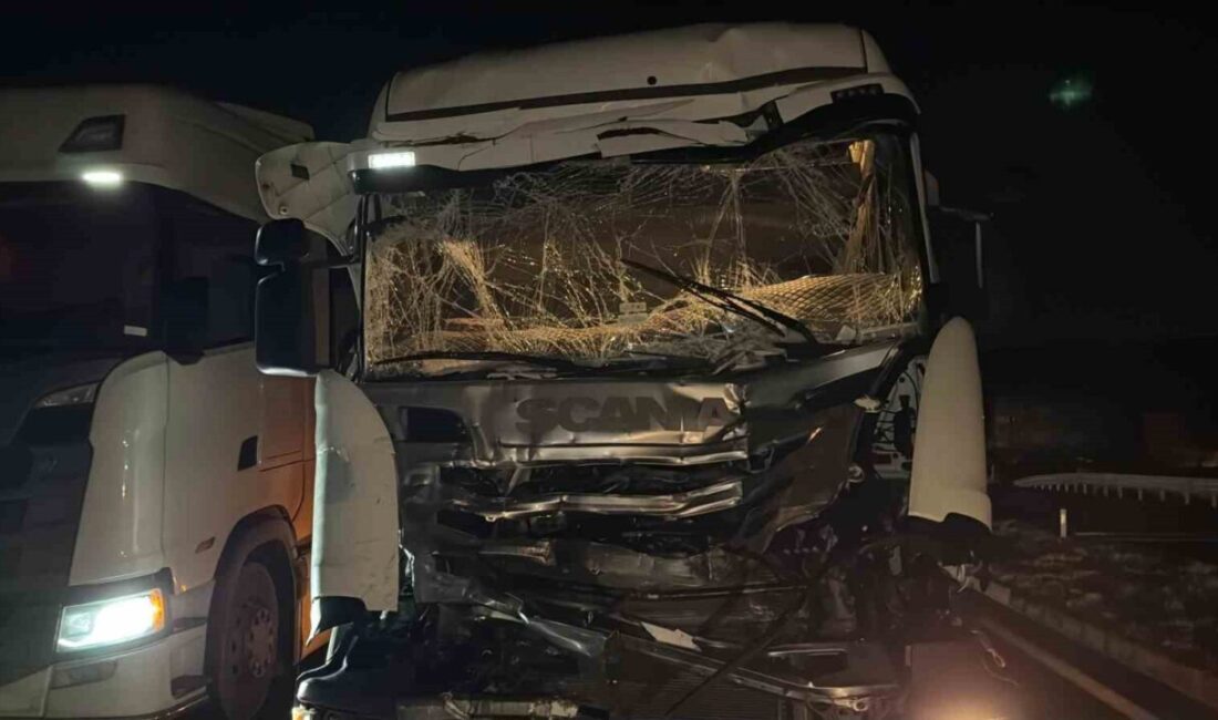 Afyonkarahisar’da iki tır bir otomobilin karıştığı trafik kazasında faciadan dönülürken