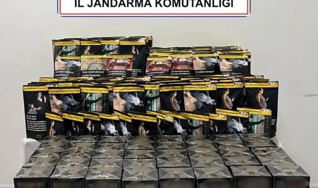 Afyonkarahisar’da jandarma tarafından durdurulan bir araçta yapılan aramada kaçak tütün