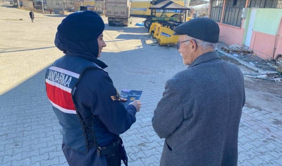 Afyonkarahisar’da jandarma tarafından Hocalar ilçesinde vatandaşlara kadına şiddetle mücadele konusunda