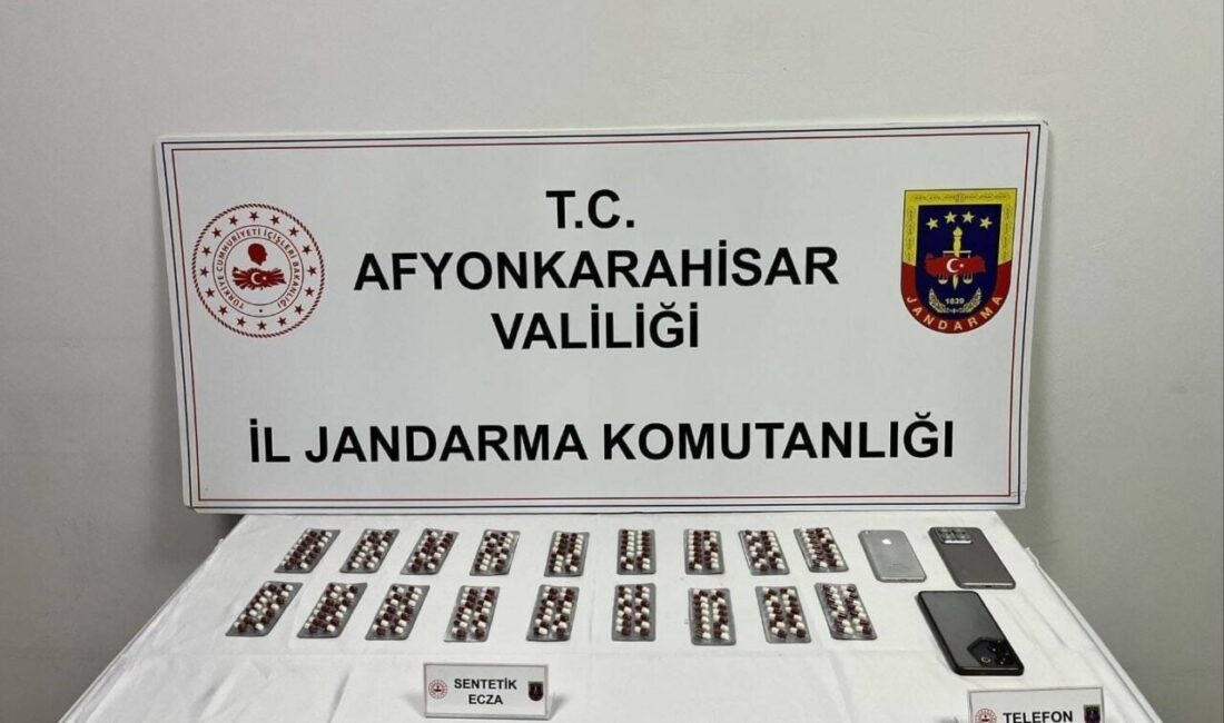 Afyonkarahisar’da jandarma tarafından gerçekleştirilen operasyonda 252 adet uyuşturucu hapla yakalanan