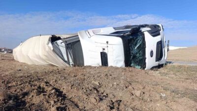 Afyonkarahisar’da kalorifer peteği yüklü tırın devrilmesi sonucu meydana gelen trafik