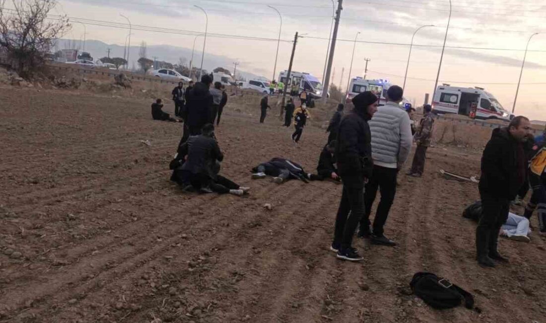 Afyonkarahisar’da meydana gelen kazada kamyonet ile çarpışan minibüsteki çoğu öğrenci
