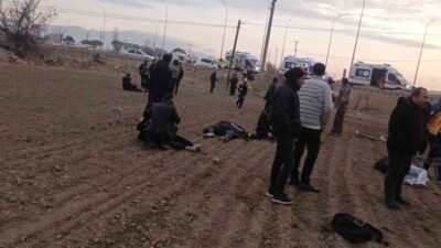 Afyonkarahisar’da meydana gelen kazada kamyonet ile çarpışan minibüsteki çoğu öğrenci