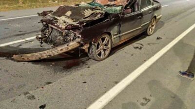 Afyonkarahisar’da kontrolden çıkarak önündeki tıra arkadan çarpan ve hurdaya dönen