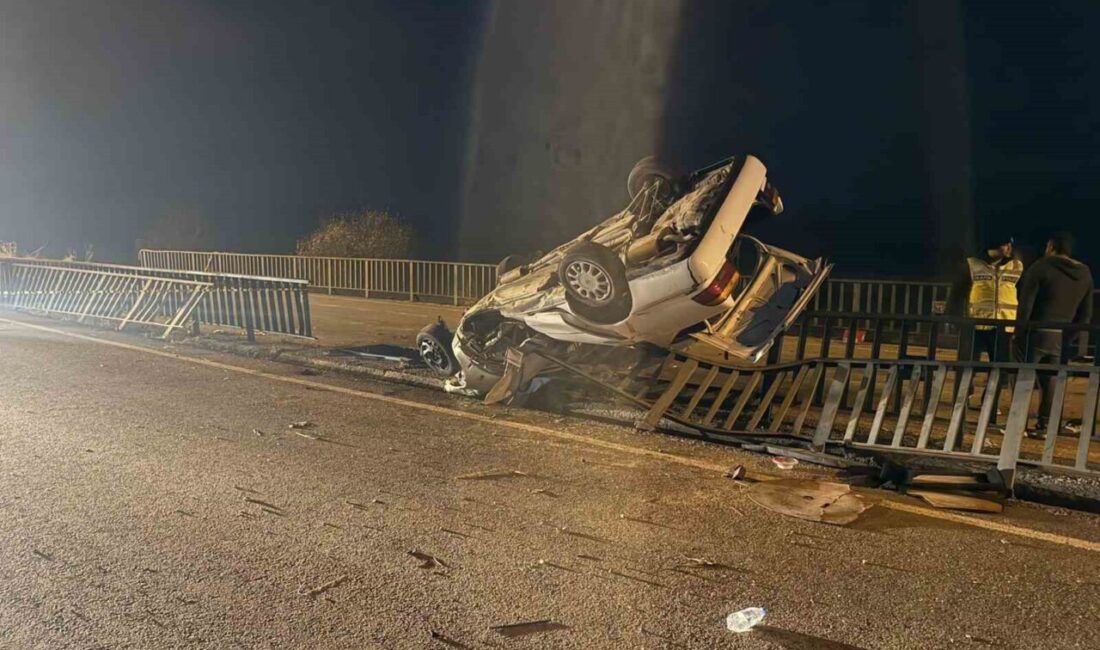 Afyonkarahisar’ın Bayat ilçesinde köprü demirlerine çarparak hurda yığınına dönem otomobilde