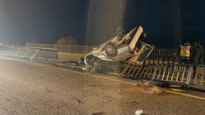 Afyonkarahisar’ın Bayat ilçesinde köprü demirlerine çarparak hurda yığınına dönem otomobilde
