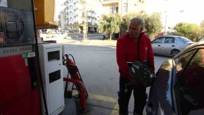 Mersin’de bir akaryakıt istasyonunda LPG pompası takılıyken sürücünün aracı hareket