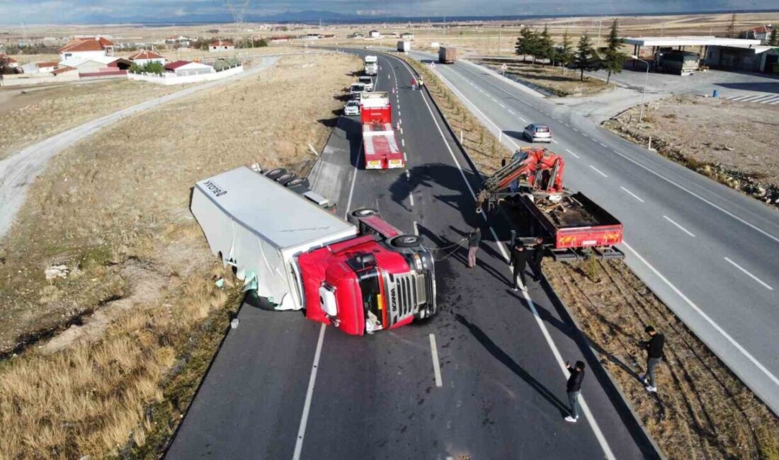 Afyonkarahisar’da kontrolden çıkan tırın devrilmesi sonucu meydana gelen trafik kazasında