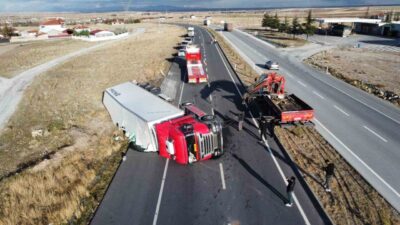 Afyonkarahisar’da kontrolden çıkan tırın devrilmesi sonucu meydana gelen trafik kazasında