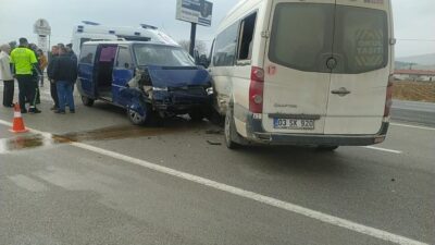 Afyonkarahisar’da biri yolcu minibüsü olmak üzere 2 minibüsün çarpışması sonucu