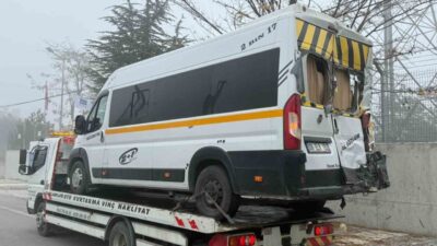 Afyonkarahisar’da öğrenci servisi, tır ve hafif ticari aracın karıştığı trafik