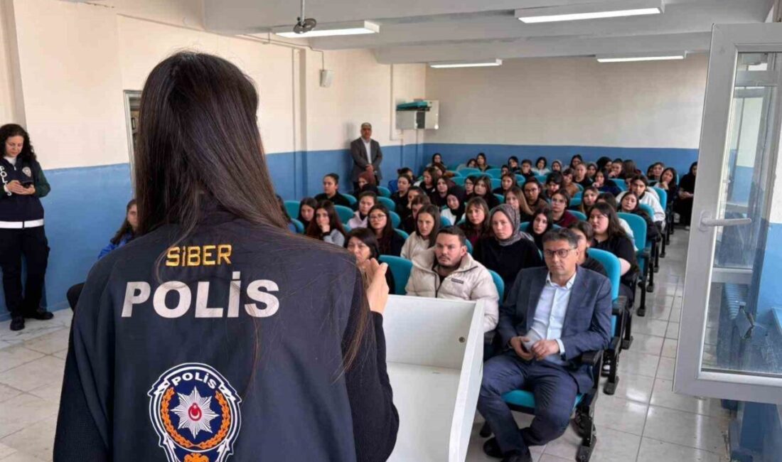 Afyonkarahisar’ın Sandıklı ilçesinde öğrenci ve öğretmenlere polis tarafından eğitim verildi.
