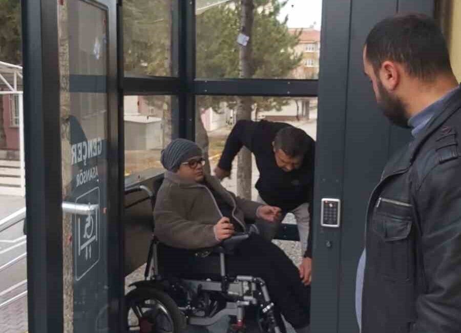 Afyonkarahisar’da engelli olduğu için online eğitimi alan 15 yaşındaki genç